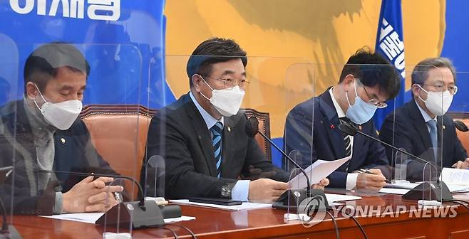 더불어민주당 정책조정회의 (서울=연합뉴스) 이정훈 기자 = 더불어민주당 윤호중 원내대표가 13일 오전 국회에서 열린 정책조정회의에서 발언하고 있다. 2022.1.13 [국회사진기자단] uwg806@yna.co.kr