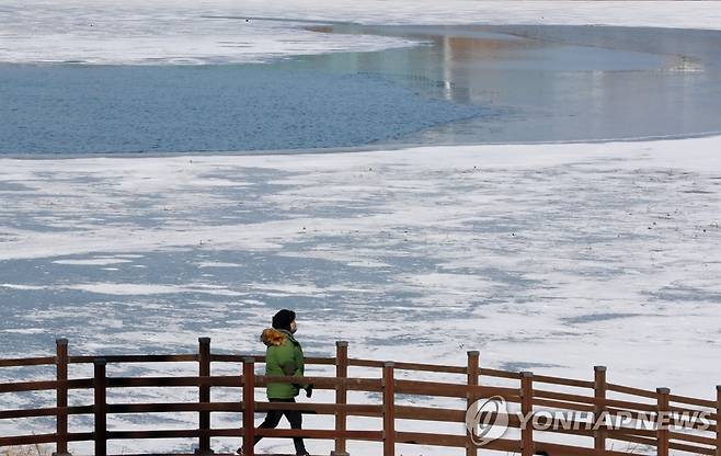 한파에 얼어붙은 저수지 [연합뉴스 자료사진]