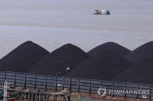 인도네시아 정부, '석탄 수출' 점진적 재개 결정 [AFP=연합뉴스]
