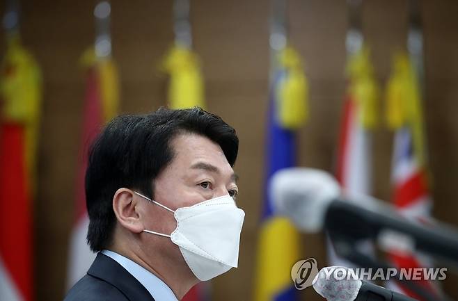 인사말 하는 안철수 (서울=연합뉴스) 국민의당 안철수 대선 후보가 12일 오후 서울 서초구 대한민국재향군인회 회의실에서 열린 회장단과의 간담회에서 인사말을 하고 있다. 2022.1.12 [국회사진기자단] uwg806@yna.co.kr