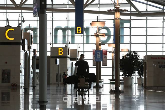 [이데일리 이영훈 기자] 코로나19 변이 ‘오미크론’ 확산 우려로 10일  인천 영종도 인천국제공항 제1여객터미널 출국장이 한산한 모습을 보이고 있다.