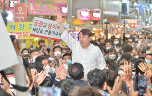 지난해 9월 17일 포항 방문 당시 마스크를 쓰지 않고 유세 활동하는 윤석열 국민의힘 대선후보.(사진=뉴스1)