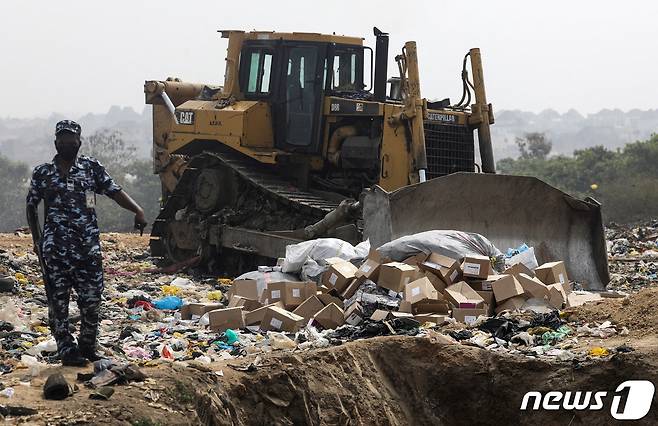 나이지리아에서 유통기한이 지난 코로나19 아스트라제네카 백신이 지난달22일(현지시간) 폐기되고 있다. © 로이터=뉴스1 © News1 원태성 기자