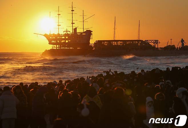 6·1 지방선거가 있는 임인년(壬寅年) 새해 첫날 일출이 지난 1일 오전 강원 강릉시 정동진 해변에서 떠오르고 있다.(뉴스1 DB)