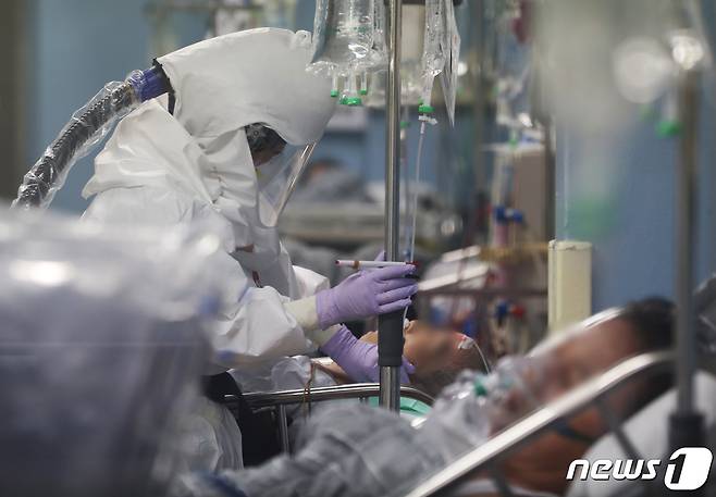 14일 0시 기준 경기도내 코로나19 누적 확진자는 20만4608명으로 전날 같은 시각 20만2762명보다 1856명 늘었다./뉴스1 © News1 김영운 기자