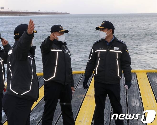 김충관 군산해경 서장(사진 맨 오른쪽)이 직원과 새만금방조제 내측에 설치된 연안구조정 계류시설을 점검하고 있다.© 뉴스1