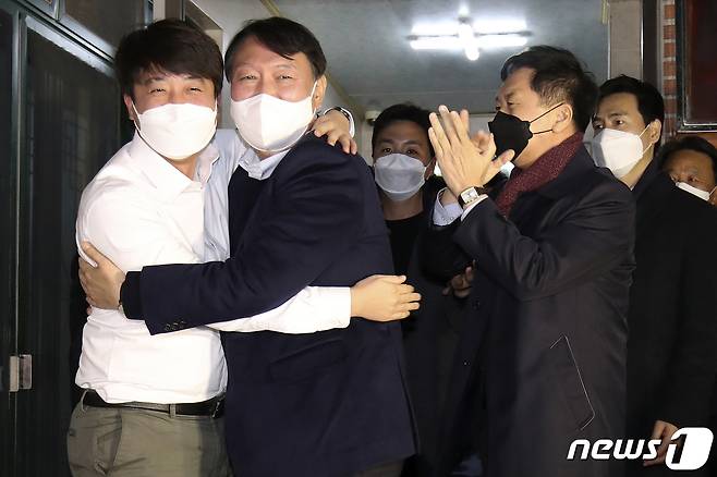 이준석 국민의힘 대표와 윤석열 대선 후보가 지난달 3일 오후 울산 울주군 한 식당에서 회동을 마친 뒤 포옹을 하고 있다. 2021.12.3/뉴스1 © News1 윤일지 기자