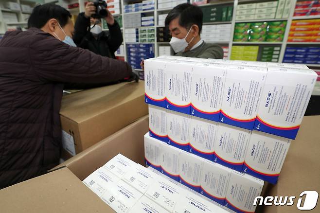 14일 오전 서울 구로구의 한 약국에 먹는(경구용) 신종 코로나바이러스 감염증(코로나19) 치료제 '팍스로비드'가 배송돼 약사와 국내 유통사 직원이 수량을 확인하고 있다. 2022.1.14/뉴스1 © News1