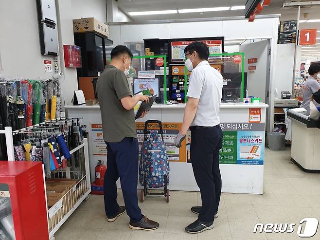 사천시의 2021년 추석 명절 선물 과대포장 지도점검. © 뉴스1