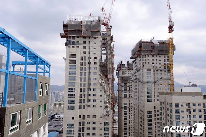 지난 11일 오후 3시46분쯤 광주 서구 화정동의 한 아파트 공사현장에서 외벽 붕괴 사고가 발생했다. 사진은 사고가 발생한 아파트 공사현장 모습.2022.1.12/뉴스1 © News1 정다움 기자