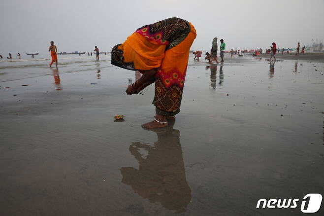 힌두교 신자들이 2022년 1월 13일(현지시간) 갠지스강에서 종교의식을 행하고 있다. © 로이터=뉴스1 © News1 김지현 기자