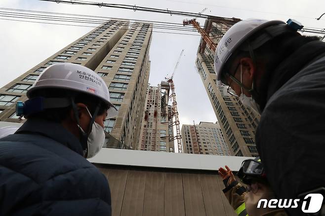 고용노동부 관계자가 12일 오후 광주 서구 화정동 신축 아파트 붕괴 사고 현장을 둘러보고 있다. 해당 신축 아파트에서는 전날 오후 3시46분쯤 외벽이 붕괴되는 사고가 발생, 작업 중이던 6명이 실종됐다. 2022.1.12/뉴스1 © News1 정다움 기자