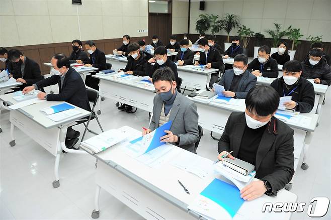 강원 원주시시설관리공단이 최근 공단 본청 대회의실에서 ‘중대재해 처벌 등에 관한 법률’ 관련 사전 준비 설명회를 개최했다. (원주시시설관리공단 제공) 2022.1.14/뉴스1