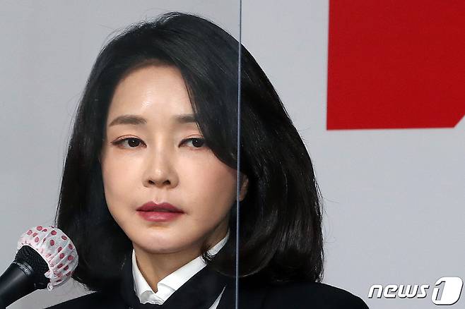 윤석열 국민의힘 대선 후보의 배우자 김건희씨가 26일 오후 서울 여의도 국민의힘 당사에서 허위경력 의혹 등에 대한 입장문 발표를 하고 있다. 2021.12.26/뉴스1 © News1 이동해 기자