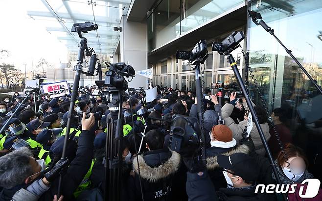 MBC가 윤석열 대선 후보 부인 김건희 씨의 7시간 통화 녹음 내용을 보도할 것이라고 예고한 가운데 14일 오전 국민의힘 김기현 원내대표 등 원내지도부가 서울 상암동 MBC를 항의 방문하고 있다. 2022.1.14/뉴스1 © News1 국회사진취재단