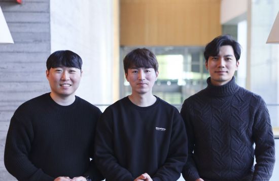 네이버 에어스페이스(AiRSPACE)팀 김진호 리더(가운데)와 김재훈(왼쪽)·전영환 연구원