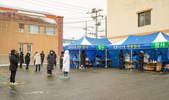 강추위에도 코로나 검사를 받기 위해 검사소를 찾은 시민들. 사진 = 목포시 제공