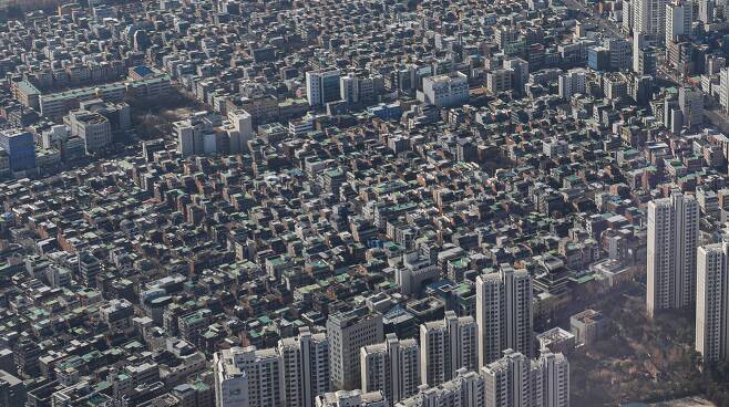 [서울=뉴시스] 권창회 기자 =혼자 사는 1인 가구 10명 가운데 4명은 월셋집에 사는 것으로 나타났다. 통계청이 발표한 '2020 인구주택총조사, 가구·주택 특성 항목' 결과에 따르면 지난해 1인 가구는 6백64만 3천 가구로 전체 가구의 31.7%를 차지했다. 1인 가구 중 41.2%는 월세, 자가 거주 34.3%, 전세 거주 17.5% 순이였다. 사진은 26일 오후 서울 송파구 롯데월드타워 서울스카이에서 바라본 단독주택 모습. 2021.12.26. kch0523@newsis.com