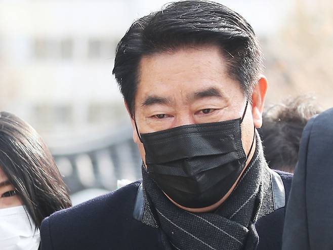 대장동 개발 과정에서 '성남시의회 30억 로비' 대상으로 지목된 최윤길 전 성남시의회 의장이 26일 오후 경기도 수원시 경기남부경찰청에 조사를 받기 위해 출석하고 있다. /연합뉴스