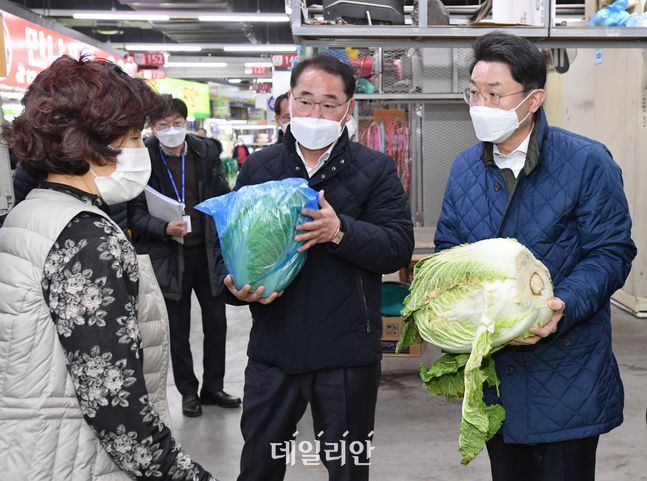 이억원 기획재정부 차관이 14일 서울 가락동 농수산물 도매시장을 방문, 상인들과 대화하며 애로사항을 청취하고 있다. ⓒ기획재정부