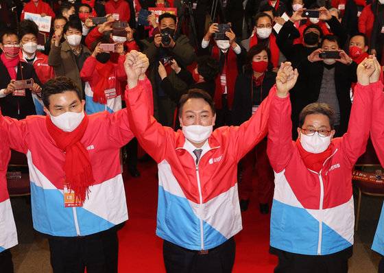 윤석열 국민의힘 대선 후보가 14일 오후 경남 창원시 창원컨벤션센터에서 열린 국민의힘 경남선대위 ‘필승 결의대회’에 참석해 대선 승리를 다짐하며 두 팔을 들어보이고 있다. 2022.1.14/뉴스1 © News1