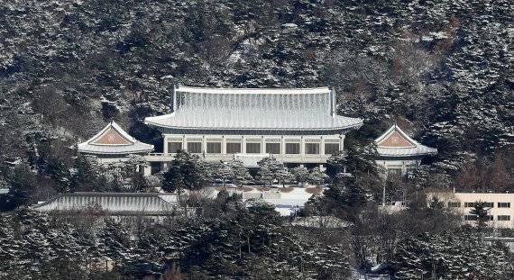 (서울=뉴스1) 박세연 기자 = 어제와 밤사이 서울과 수도권에 많은 눈이 내린 19일 오전 서울 청와대에 눈이 쌓여 있다. 2021.12.19/뉴스1 /사진=뉴스1화상