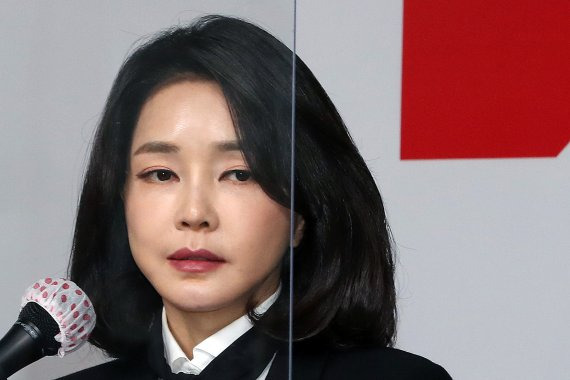 [서울=뉴시스] 국회사진기자단 = 윤석열 국민의힘 대선 후보의 부인 김건희 코바나컨텐츠 대표가 26일 서울 여의도 국민의힘 당사에서 자신의 허위 이력 의혹과 관련해 입장문을 발표하고 있다. 2021.12.26. photo@newsis.com /사진=뉴시스