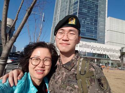 왼쪽부터 어머니 강경화씨와 아들 고 조준우 일병. 군피해치유센터 제공