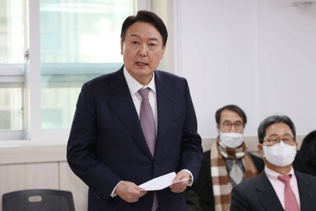 윤석열 국민의힘 대선후보가 14일 경남 창원시 봉암공단회관에서 열린 봉암공단 기업협의회 간담회에 참석해 발언하고 있다. 창원=뉴스1