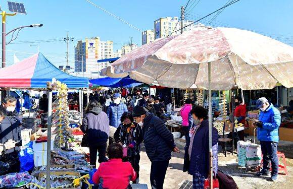 장성군민들이 지난해 장성 황룡시장에서 일상회복지원금을 사용하기 위해 식재료를 구경하고 있다. [사진=장성군]