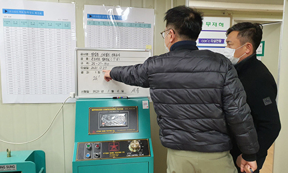 점검반 관계자들이 관내 공동주택과 대형 건축물 공사 현장에 방문해 전반적인 상황을 점검하고 있다. [사진=광주 광산구]