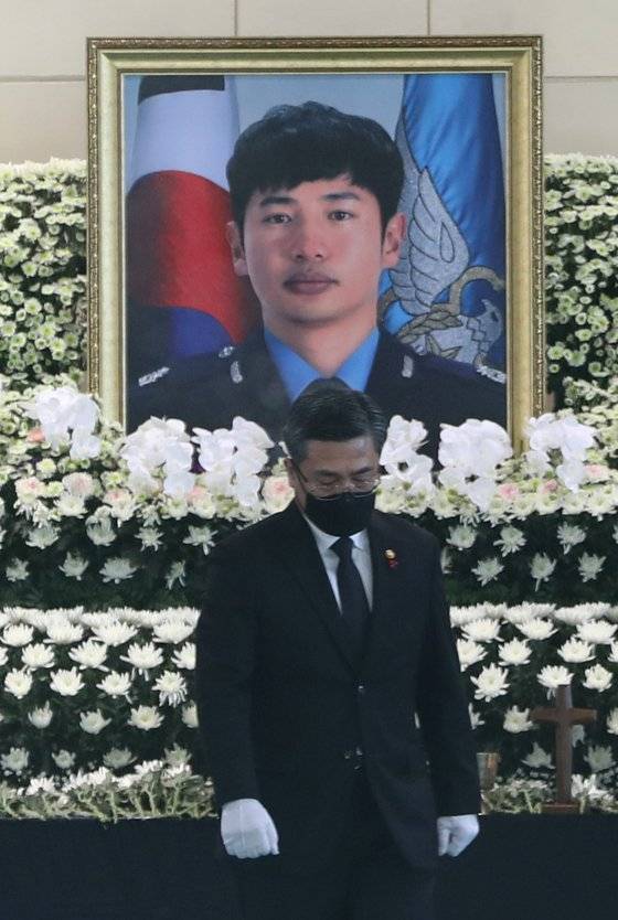 서욱 국방부장관이 헌화 를 마치고 자리로 돌아가고 있다. 연합뉴스