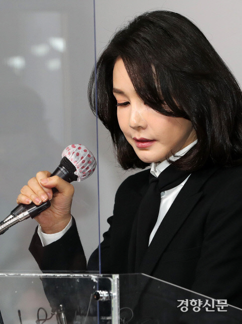 윤석열 국민의힘 대선 후보의 배우자 김건희씨가 지난해 12월 26일 오후 서울 여의도 국민의힘 당사에서 허위경력 의혹 등에 대한 입장문 발표를 하고 있다.국회사진기자단