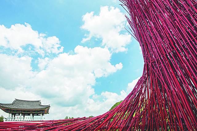 강원도 영월군 주천면 소재 ‘젊은달와이파크’의 조형물 ‘붉은 대나무’. 영월군 제공