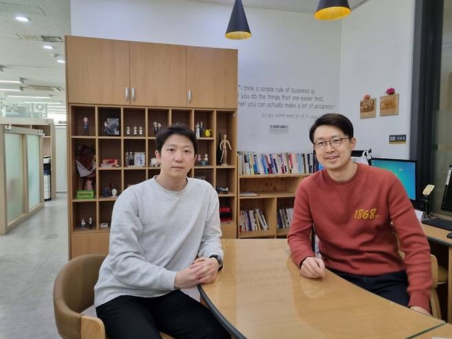 (사진 왼쪽부터) 동네엔라운드 서정승 COO, 백승훈 CEO.