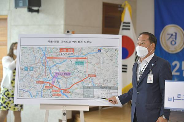 정동균 군수가 서울-양평 고속도로 예타 통과에 대해 설명하고 있다. / 사진제공=양평군