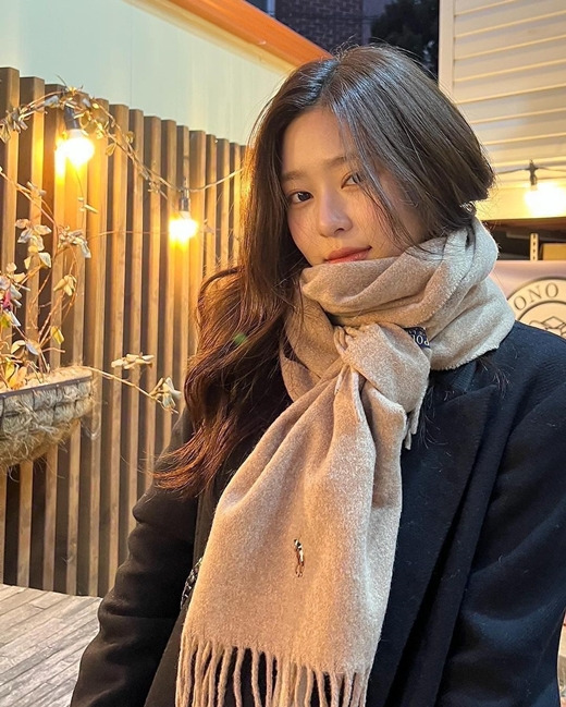 Kim Min-joo from girl group IZ*ONE showed off her outstanding beauty.Kim Min-joo posted several photos on his instagram on the 14th.In the public photos, Kim Min-joo, who is taking various facial expressions in front of the camera, is captured by the beauty of Kim Min-joo, who shines in the picture of the winter atmosphere.