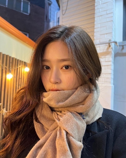Kim Min-joo from girl group IZ*ONE showed off her outstanding beauty.Kim Min-joo posted several photos on his instagram on the 14th.In the public photos, Kim Min-joo, who is taking various facial expressions in front of the camera, is captured by the beauty of Kim Min-joo, who shines in the picture of the winter atmosphere.