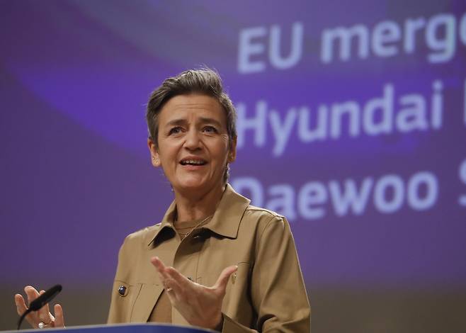 마르그레테 베스타게르(Margrethe Vestager) 유럽연합(EU) 집행위원회 경쟁담당 부위원장이 지난 13일 벨기에 브뤼셀에서 기자회견을 열고 현대중공업그룹과 대우조선해양의 기업결합을 불허한다는 내용을 발표하고 있다. EPA연합뉴스