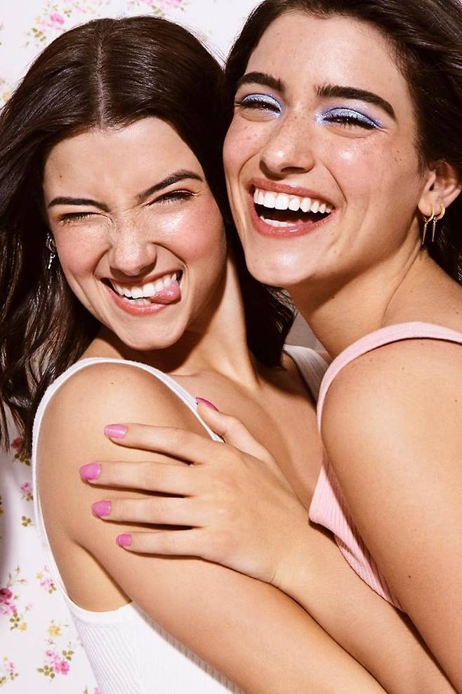 찰리(좌측)와 딕시(우측)가 함께 촬영한 잡지 사진. [출처: VOGUE]