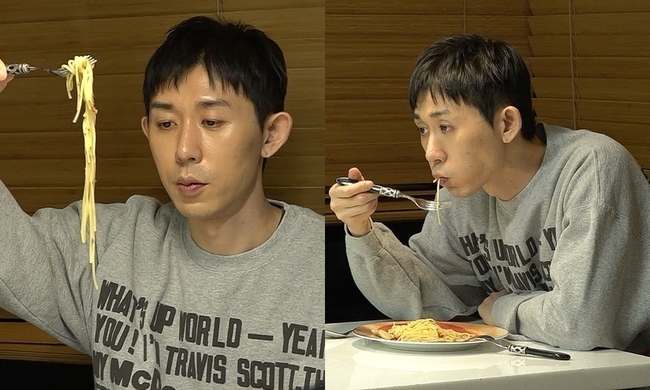 Producer Code Kunst unveils gene-soldering elite About Her Brother, the first time in the history of broadcasting (?), which is seen in front of the sisters table dish, and the appetite is unlocked, which makes the expectation rise.The meeting between Code Kunst and Dekalcomanis brother will be revealed on MBCs I Live Alone (director Huh Hang Kim Ji-woo), which will air on January 14.A surprise guest appears in time for the Code Kunst to squat in a corner of the kitchen and eat with a sweet potato.My brother is an S-electronic researcher, said Kod Kunst, and everything is superior to me and the genes are sober, which makes him smile.Code Kunst and his brother are going to hold a laughing bomb with the relationship between their brother and brother, who seem to have changed their age.As soon as he came home, his brother said, I would have eaten another dish. He said he would take his brothers meal with skillful cooking skills and look at the code kunst.However, Code Kunst, as a snowbag, causes a laugh with unintended sabotage, such as I smell food for a long time throughout the preparation of the meal.Finally, the meal is completed, and the scene of the unlocked taste of the code kunst is captured and surprised.It raises the curiosity about what the menu that made the appetite of code kunst, which has only one sweet potato and two bananas, is known, and how much (?) it has digested.Code Kunst and his brothers steamy brother Kemi are expected to continue throughout the meal.My brother recalls the past and pours out a lot of words such as What about that human being and The ratio of appearance and music is 7:3 to give a smile to the vertigo of code kunst.Code Kunst then tries to catch form in front of his brother, and explodes the pride of the entertainment industrys XS size Kim Kook-jin line, creating a laugh.As the trivial boast that he had taken 68kg of his life in the army, his brothers real loss of his head was caught and he expects the two of them to be Kemi.In addition, Code Kunst recalls his unknown days with his brother and says, When I first started music, I decided to be independent because of this. He boasts 200% satisfaction of the 10th year of independence.On this day, Code Kunst boasts a brother-in-law who shakes off the shoebox to the closet for his brother, and he is concentrating on work to appease the futility after his brother leaves.