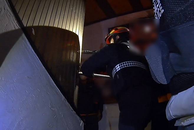 [부산=뉴시스] 부산의 불법영업 노래주점 출입문을 강제로 개방하고 있다. (사진=부산경찰청 제공) *재판매 및 DB 금지