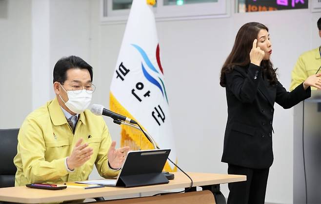 코로나19 2차 군민지원금을 지원 방침 설명하는 권익현 군수 *재판매 및 DB 금지