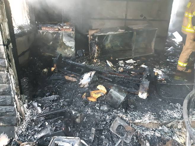 [부산=뉴시스] 14일 오전 부산 사상구의 한 단독주택 2층 A(50대)씨의 집에서 불이 났다. (사진=부산소방재난본부 제공) *재판매 및 DB 금지