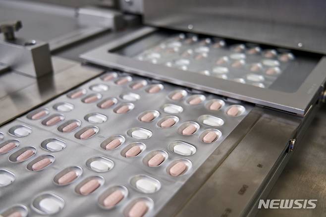 [뉴욕=AP/뉴시스] 미국 식품의약국(FDA)에 자사가 개발한 코로나19 먹는 치료제 '팍스로비드'(Paxlovid). 2021.11.17.
