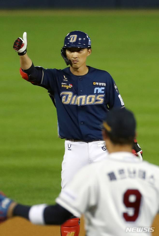 [서울=뉴시스]고승민 기자 = 15일 서울 잠실야구장에서 열린 2021 KBO 리그 NC 다이노스 대 두산 베어스 경기, NC 공격 1회초 2사 만루 상황 6번타자 노진혁이 3득점 2루타를 친 뒤 2루에서 엄지를 들어보이고 있다. 2021.10.15. kkssmm99@newsis.com