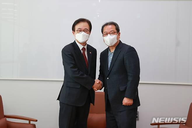 이명우 국회도서관장과 조광한 남양주시장. (사진=남양주시 제공)