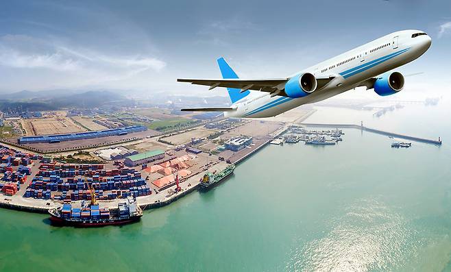 [뉴시스=서산]서산 대산항에 비행기가 날아오르는 모습.2022.01.15.(사진=서산시 제공) *재판매 및 DB 금지