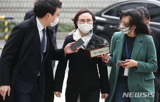 [서울=뉴시스]김선웅 기자 = 자녀 입시비리와 사모펀드 투자 의혹 등의 혐의로 재판에 넘겨진 정경심 동양대 교수가 지난 2020년 12월23일 오후 서울 서초구 서울중앙지법에서 열린 1심 선고 공판에 출석하고 있다. 2020.12.23. mangusta@newsis.com