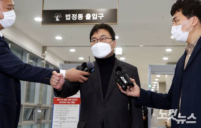 무소속 이상직 의원이 지난 12일 오전 전주지법에서 열린 특정경제범죄법상 배임 등의 1심 재판에서 징역 6년을 선고받고 법정 구속됐다. 이 의원은 14일 재판에 불복해 항소했다. 지난해 전주지법에 출석한 이 의원. 송승민 기자